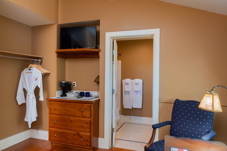 Classic Room, 1 Queen Bed (BRISTOL) | Living area | TV