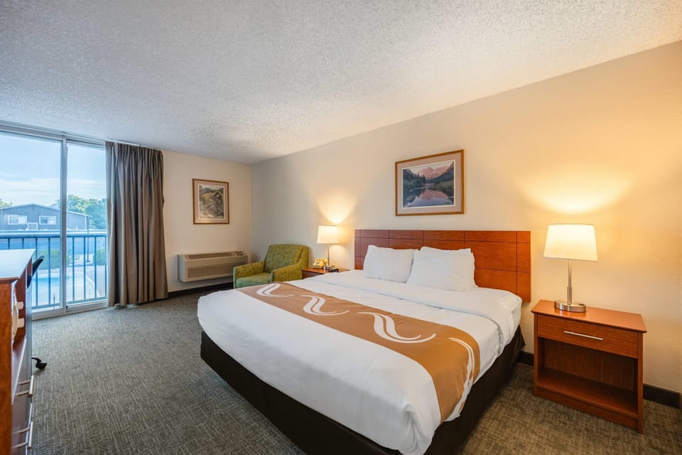 Room, 1 King Bed, Non Smoking, Poolside | Individually decorated, individually furnished, desk, laptop workspace