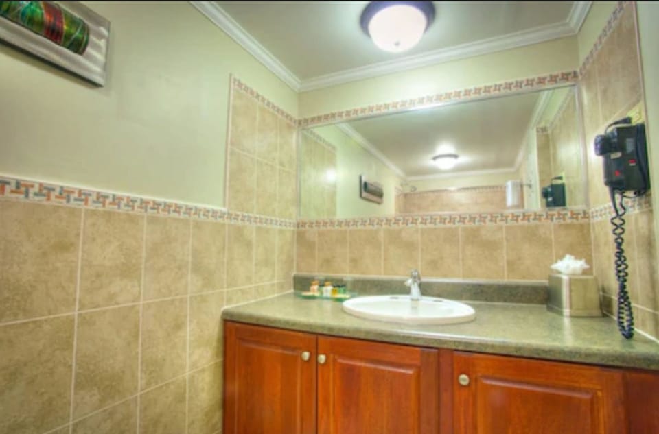 Superior Twin Room, 1 Bedroom | Bathroom | Shower, free toiletries, hair dryer, towels