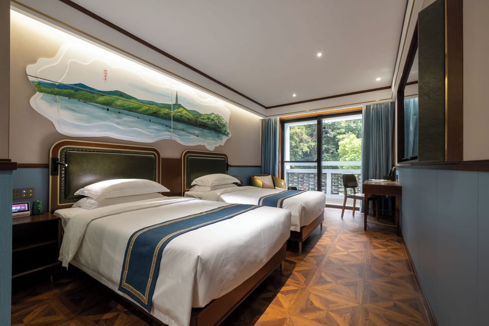 Business Twin Room | Memory foam beds, free minibar, blackout drapes, iron/ironing board