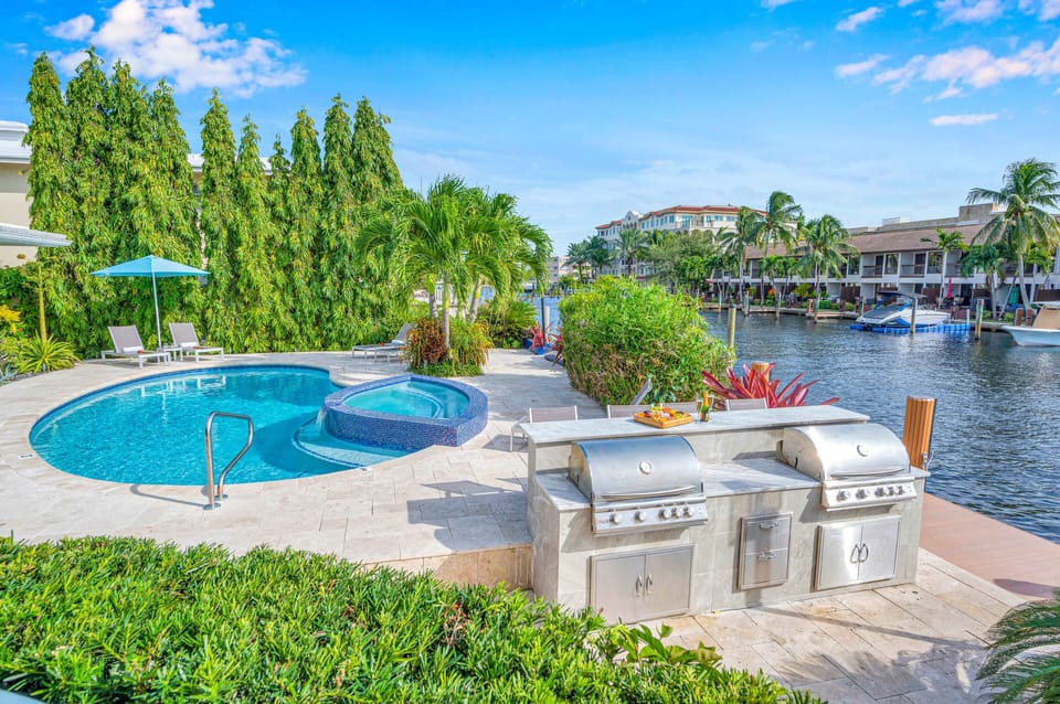 Overview of pool area and the two grills!
