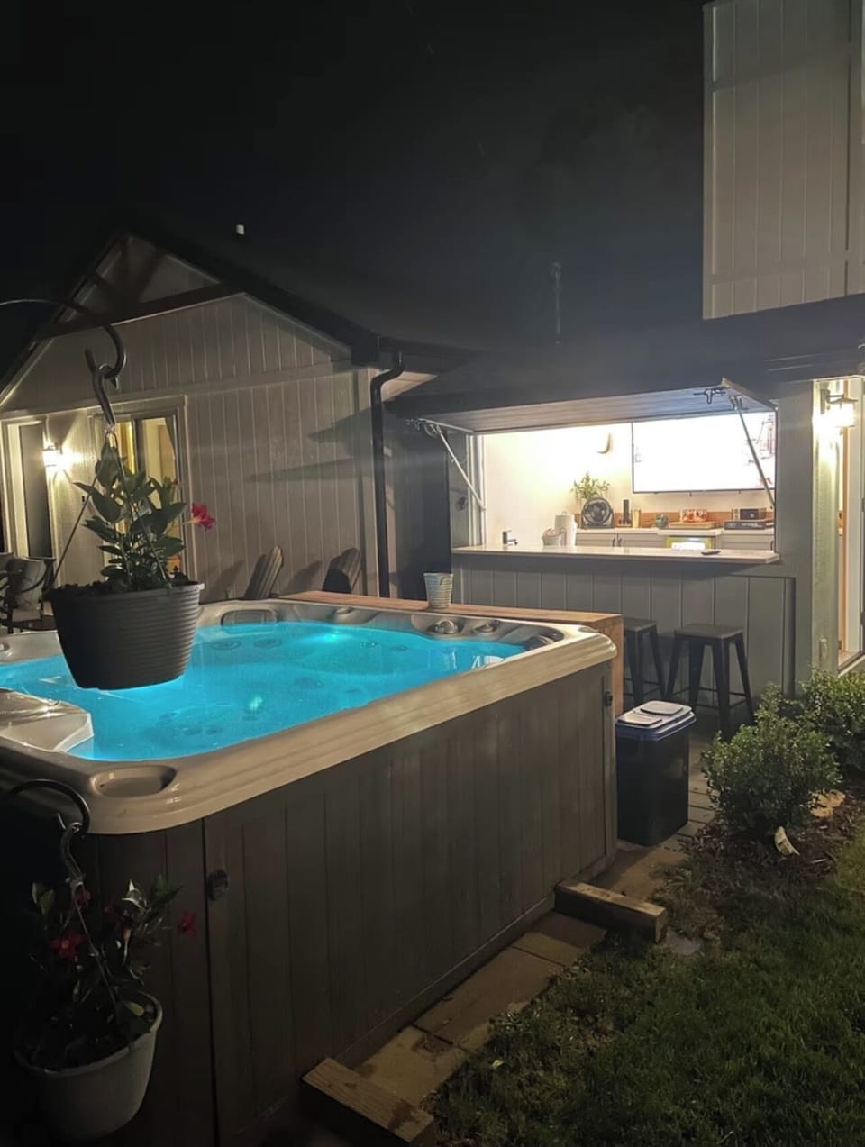 Outdoor spa tub