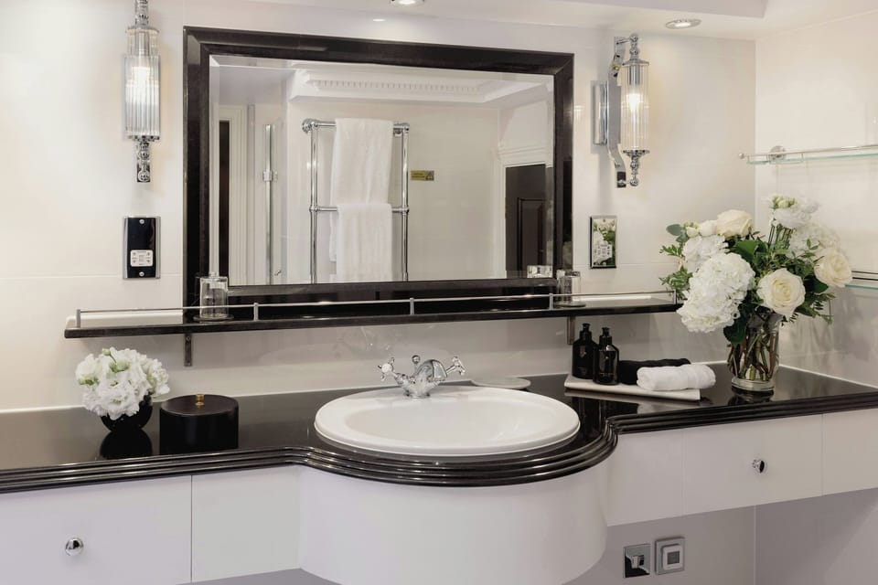 Junior Suite (Split Level) | Bathroom | Combined shower/tub, designer toiletries, hair dryer, bathrobes