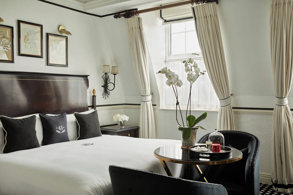 Executive Room, 1 King Bed | Premium bedding, minibar, in-room safe, desk