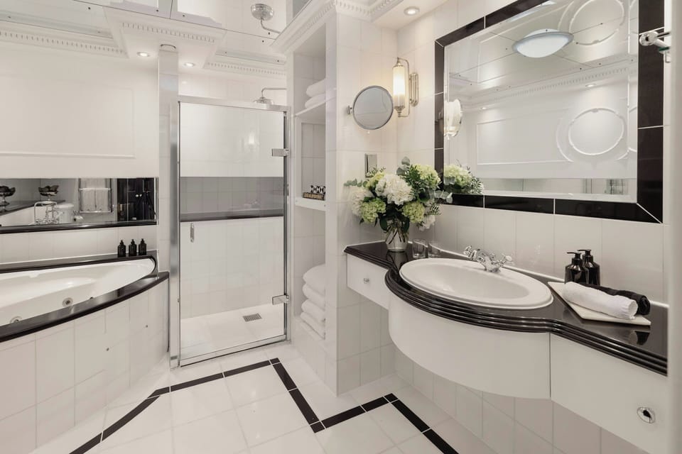 Suite (6) Conservatory) | Bathroom | Combined shower/tub, designer toiletries, hair dryer, bathrobes