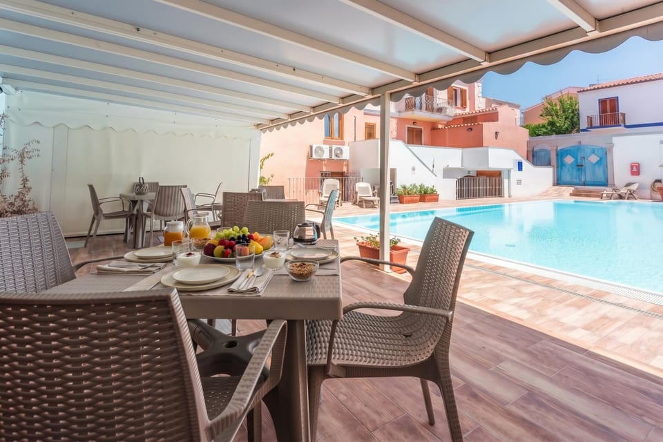 Standard Studio (Cristal Blu Mono 3 With Shared Pool) | Outdoor dining