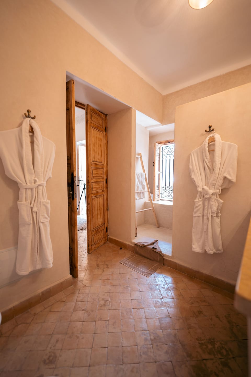 Suite | Bathroom | Shower, free toiletries, hair dryer, towels