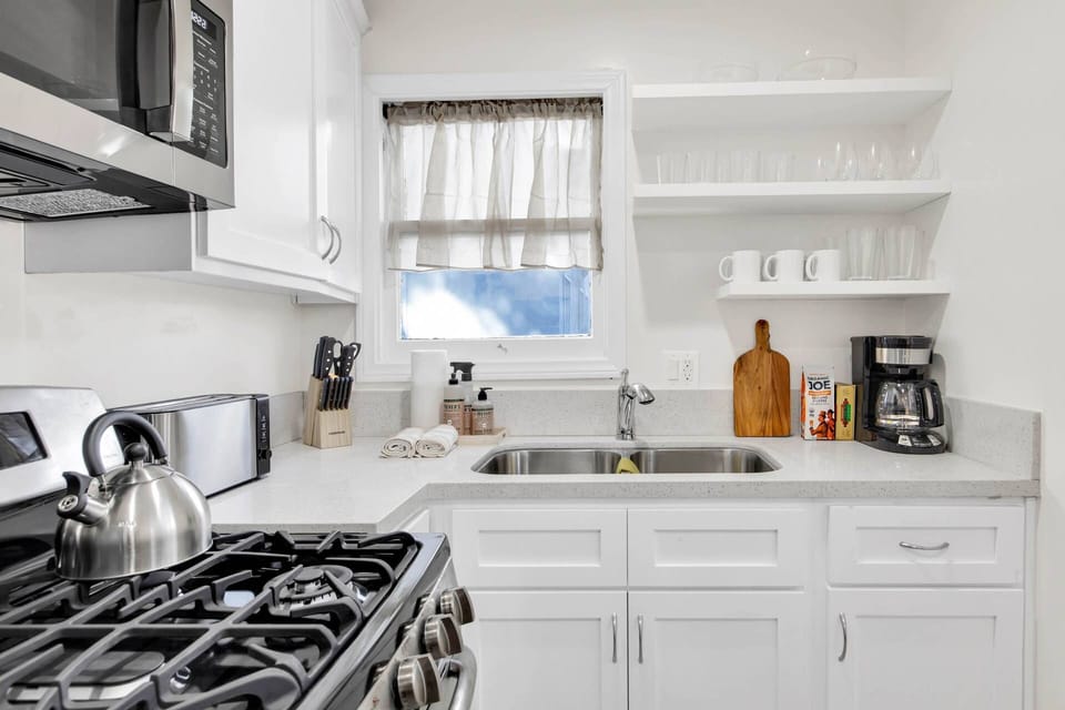 Fully Equipped Kitchen with Refrigerator, Gas Stove and Oven, Microwave, Coffee Maker + more