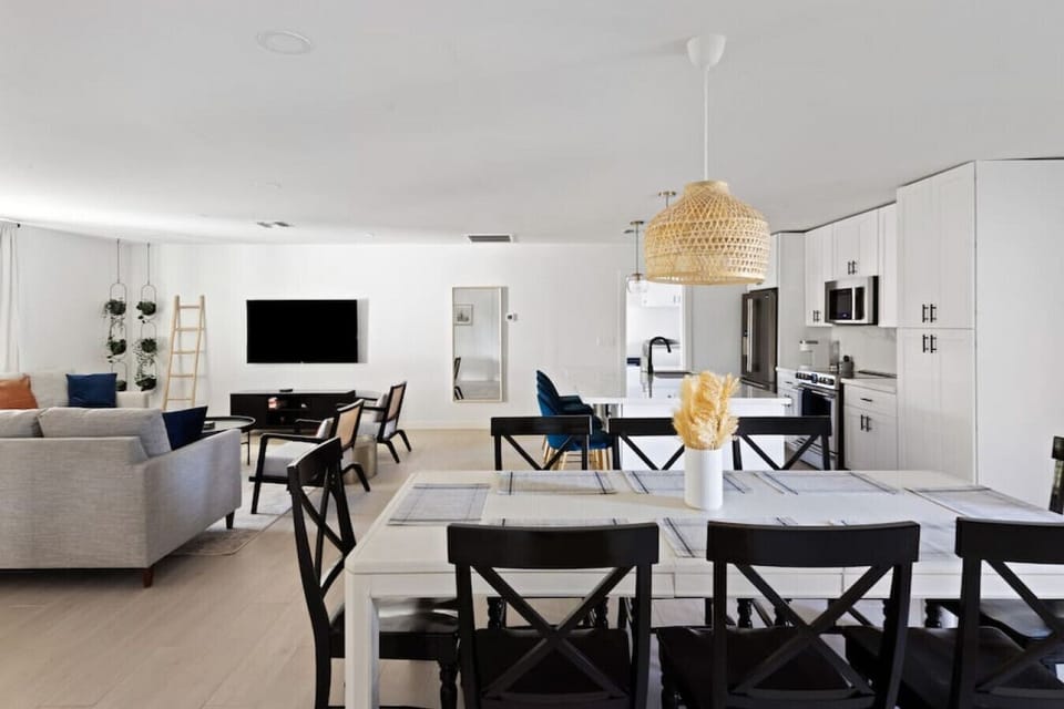 The open layout makes it easy to hang out while someone’s in the kitchen.