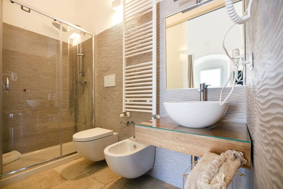 Studio Suite | Bathroom | Shower, rainfall showerhead, free toiletries, hair dryer