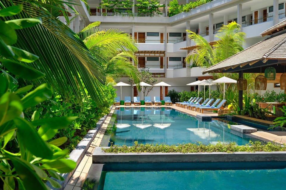 Outdoor pool, pool umbrellas, sun loungers