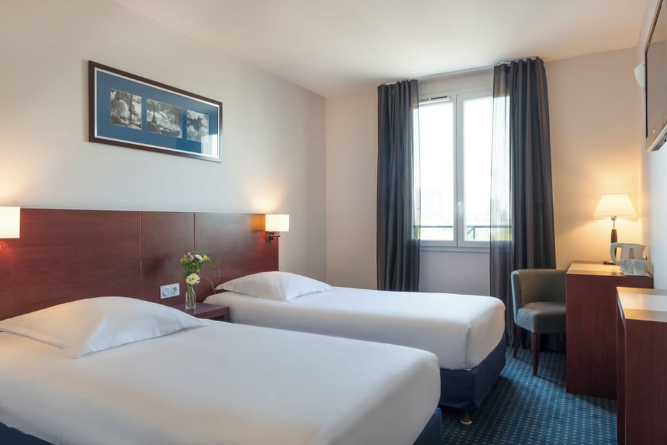Premium bedding, in-room safe, laptop workspace, blackout drapes