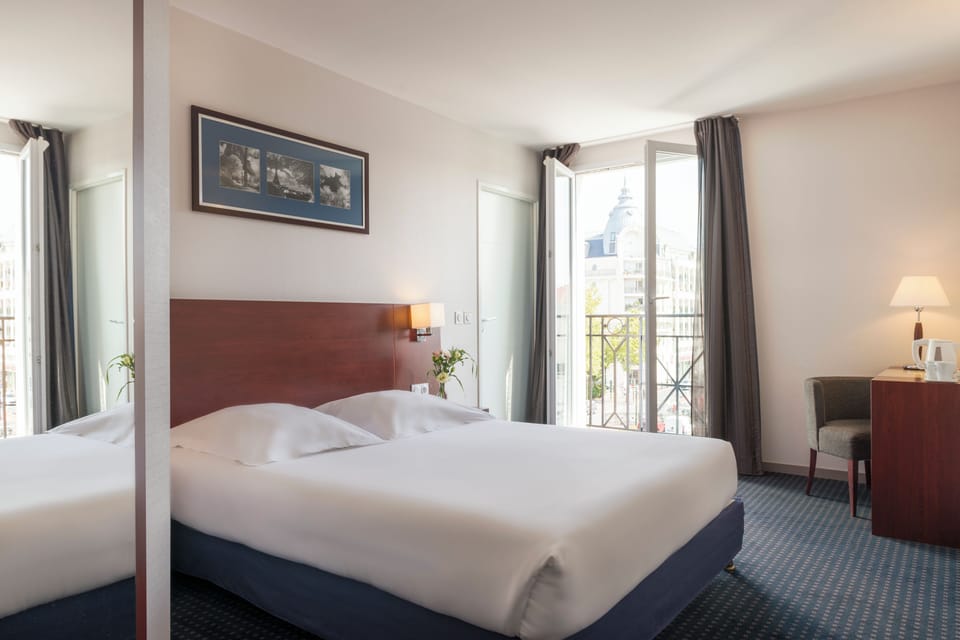Premium bedding, in-room safe, laptop workspace, blackout drapes