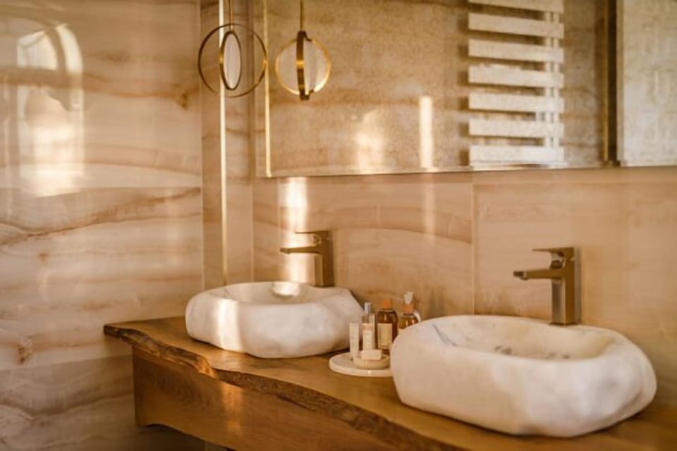 Deluxe Double Room | Bathroom | Shower, rainfall showerhead, free toiletries, hair dryer