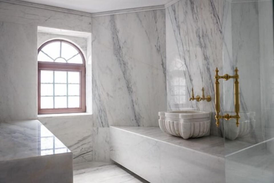 Deluxe Double Room | Bathroom | Shower, rainfall showerhead, free toiletries, hair dryer