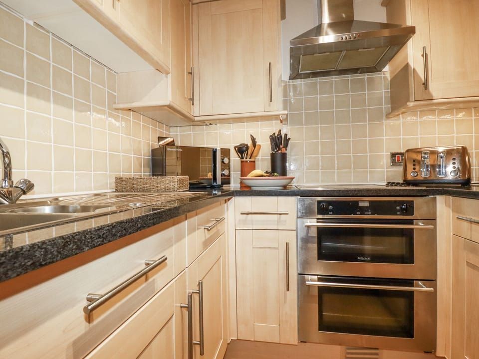 Cottage | Private kitchen | Fridge, electric kettle, toaster, cookware/dishes/utensils