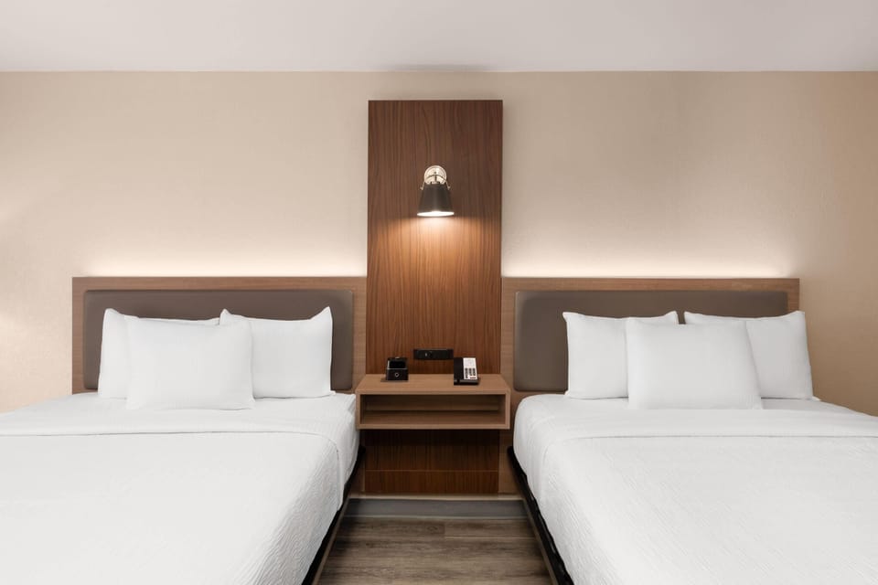 Room, 1 King Bed, Accessible, Non Smoking (Mobility, Bathub W/grab Bars) | In-room safe, desk, iron/ironing board, free WiFi