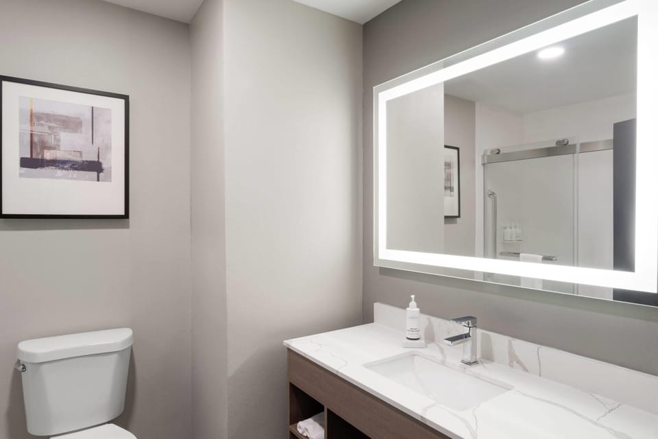 Combined shower/tub, hair dryer, towels