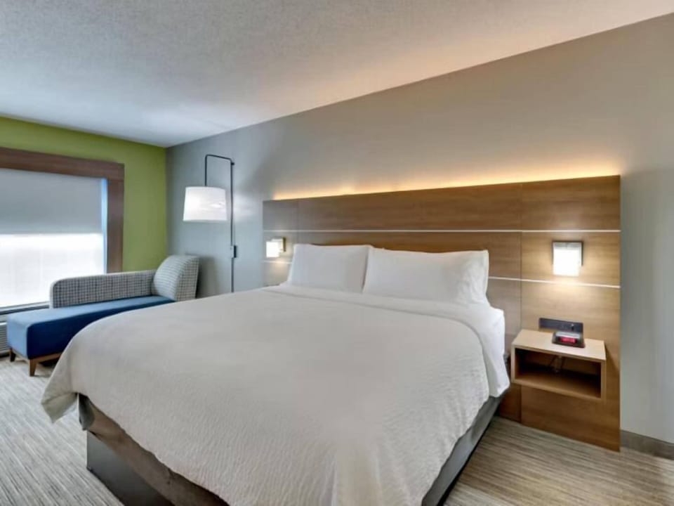 Standard Room | In-room safe, desk, iron/ironing board, rollaway beds (free)