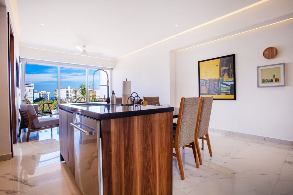 Kitchen bar next to the dining room