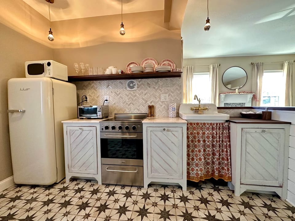 Retro Galley Kitchen with all the Mod Cons
