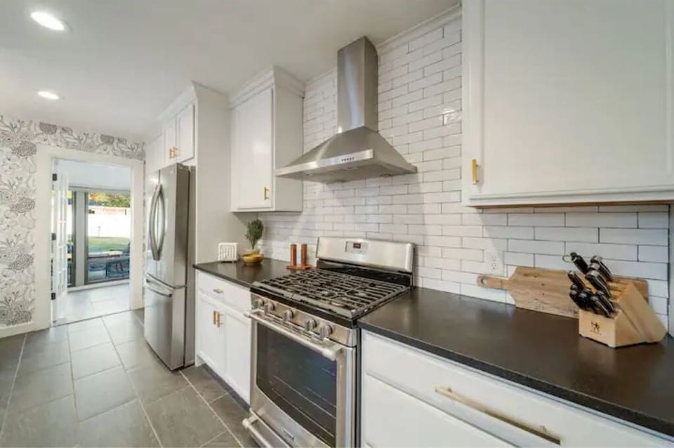 Gas stove and plenty of counter space 