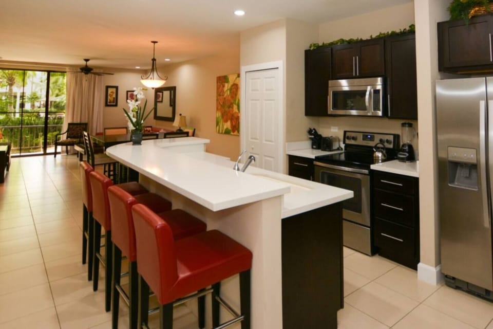 Breakfast bar & kitchen