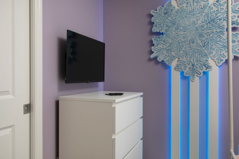 32” - TCL Roku Smart