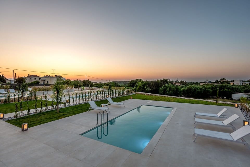 Building Exterior, Outdoor, Pool
