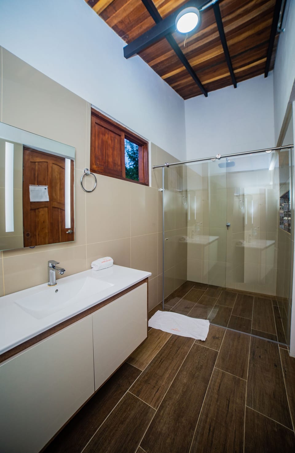 Premium Room | Bathroom | Towels, soap, toilet paper
