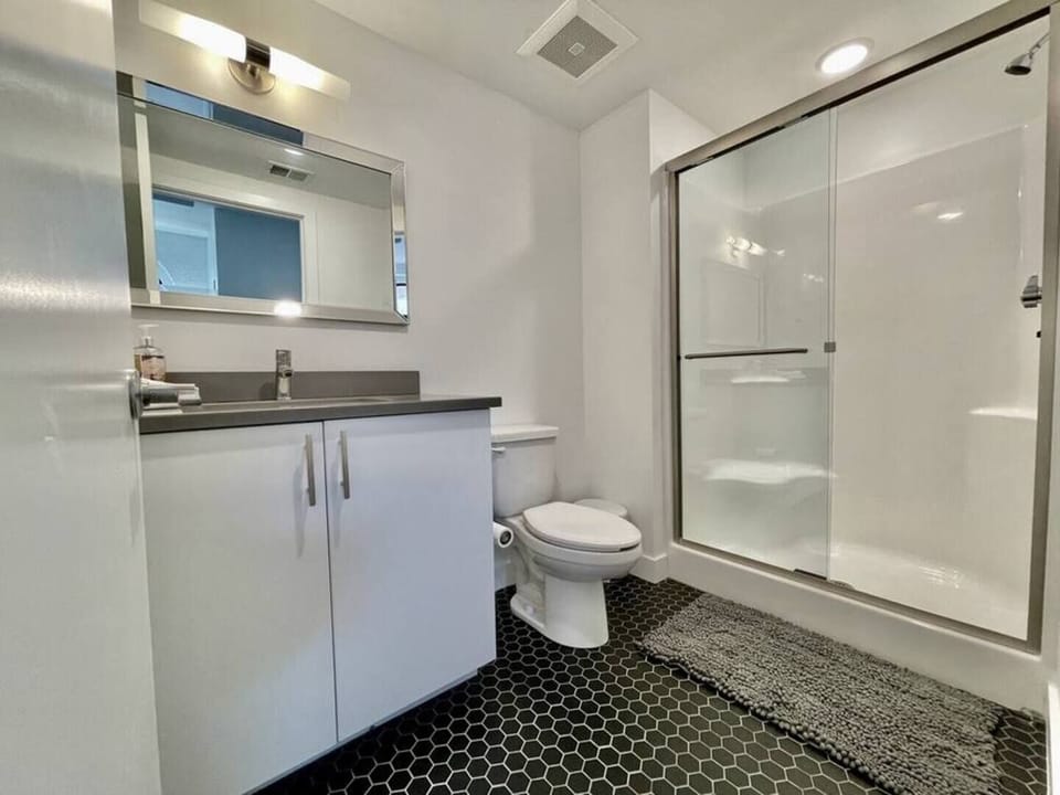 Master bath in 402