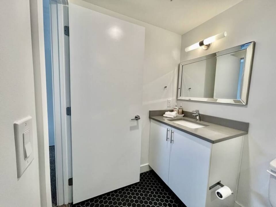Master bath in 402