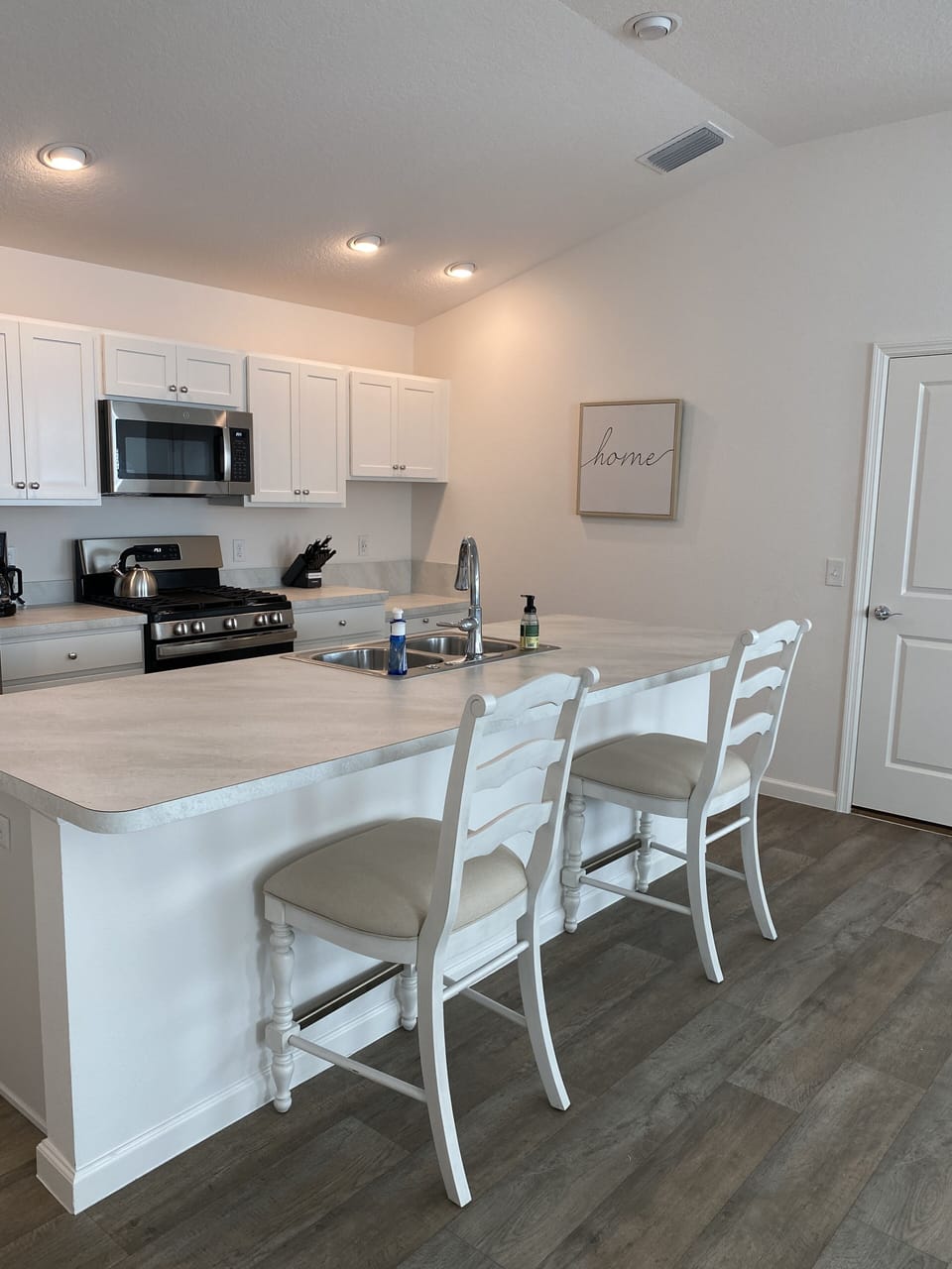 Great kitchen opens to LR/DR