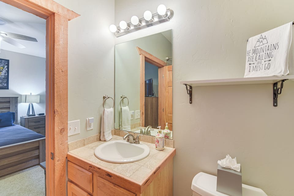 Full Bathroom | Towels Provided | Complimentary Toiletries