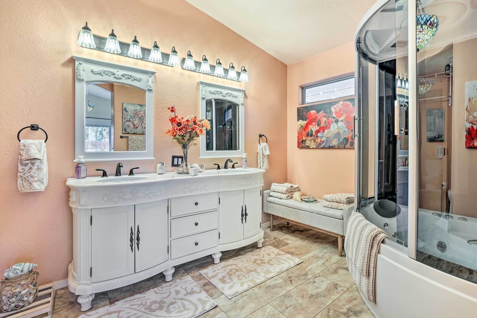 En-Suite Bathroom | Towels Provided | Complimentary Toiletries | Jetted Tub