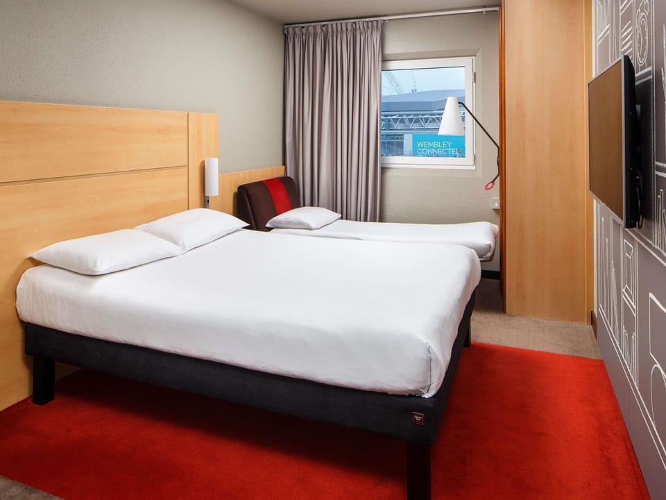 Family Double Room | Hypo-allergenic bedding, desk, blackout drapes, iron/ironing board