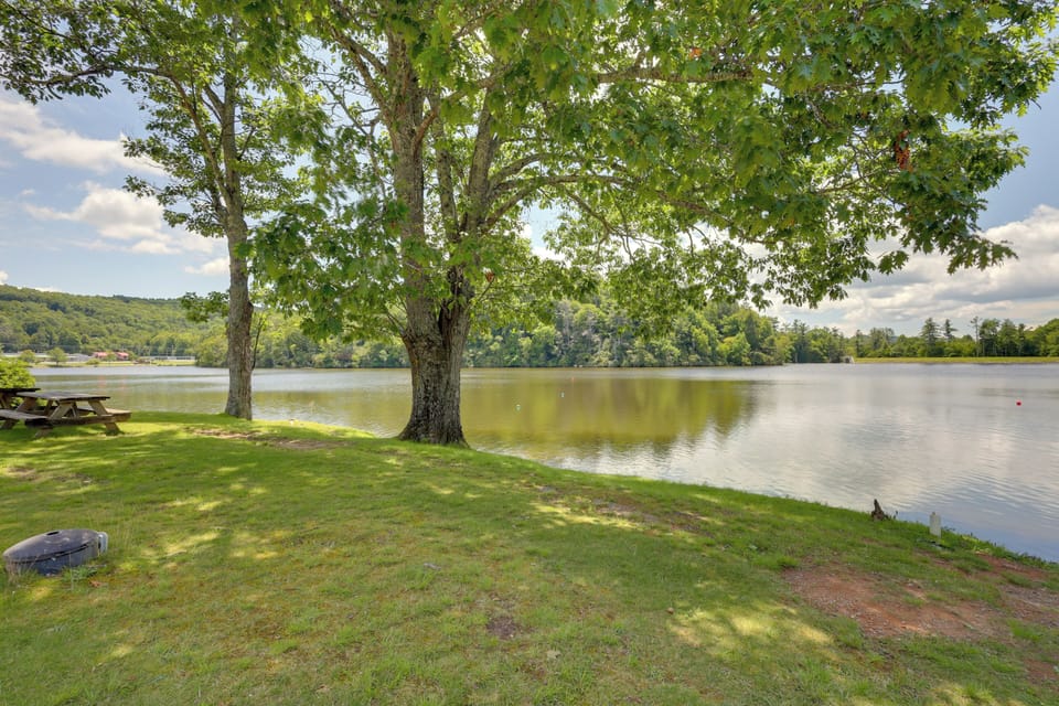 Linville Land Harbor Community Amenities | Lake Beach