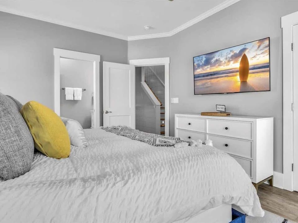 Smart tv, large closet with pack n play and luxury mattresses & bedding