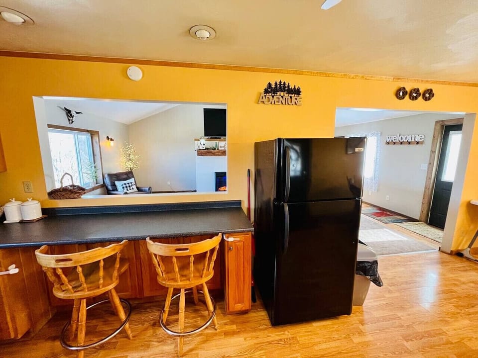 View of Kitchen looking into Livingroom.