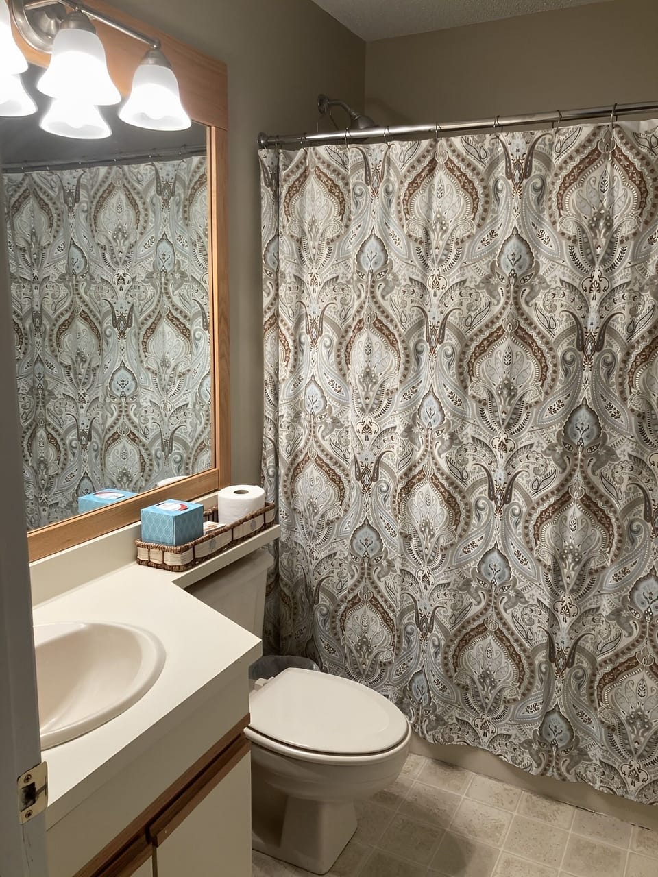 Bunk room/Guest room bath