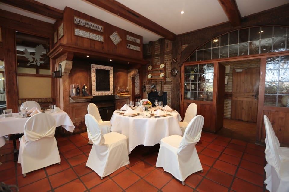2 restaurants, dinner served