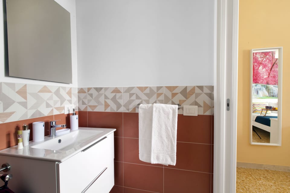 Traditional Double Room | Bathroom | Shower, hair dryer, bidet, towels