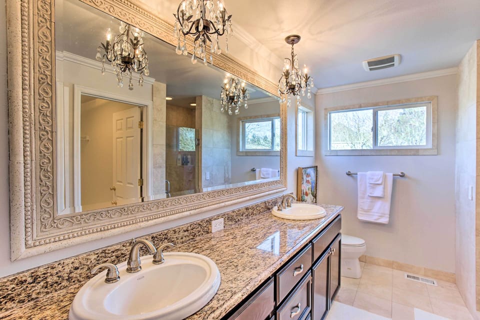 Full Bathroom | 2nd Floor | Complimentary Toiletries | Walk-In Closet