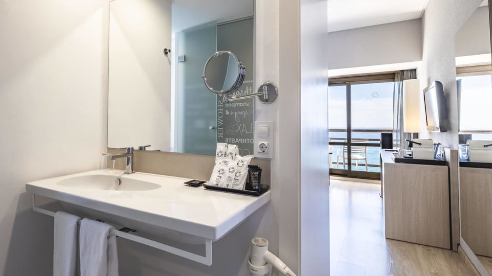 Junior Suite, Sea View | Bathroom | Shower, free toiletries, hair dryer, towels