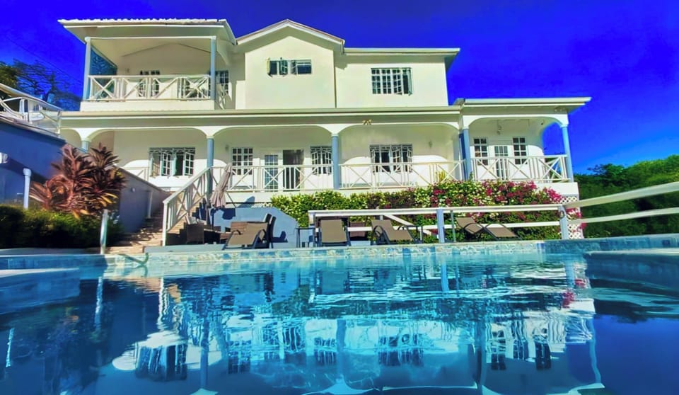 Spacious 4 bed, 3.5 bath villa with private pool. Close to amenities and beaches
