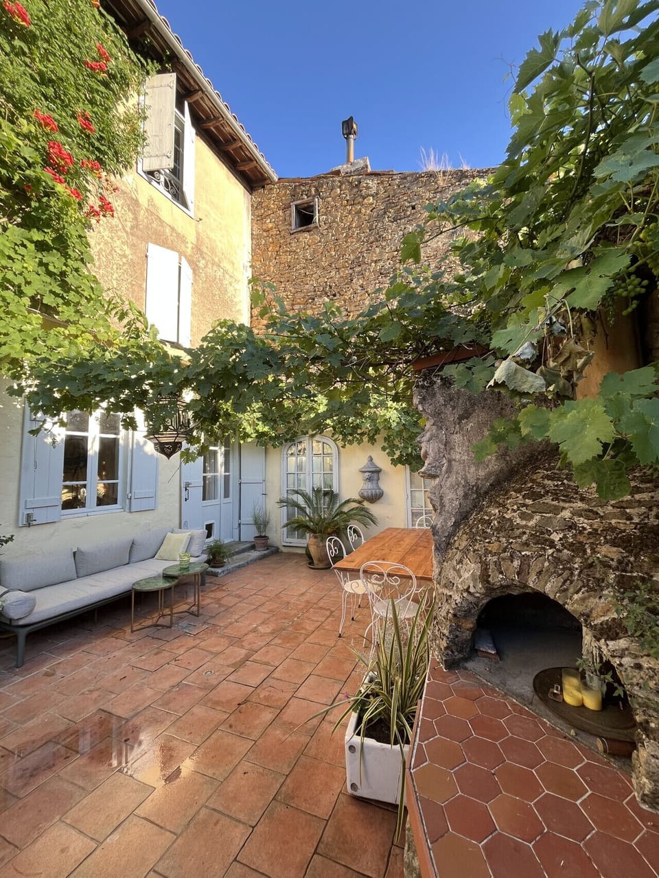 Courtyard includes a pizza oven!