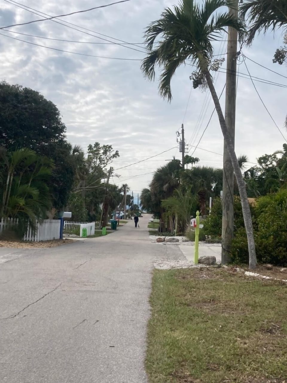 Right of driveway , end of street will find beach entryway . 
