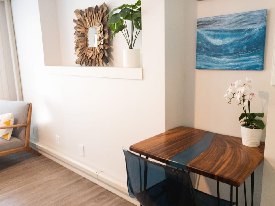 Fast internet and a monkeypod desk for those who need to check in on the office.