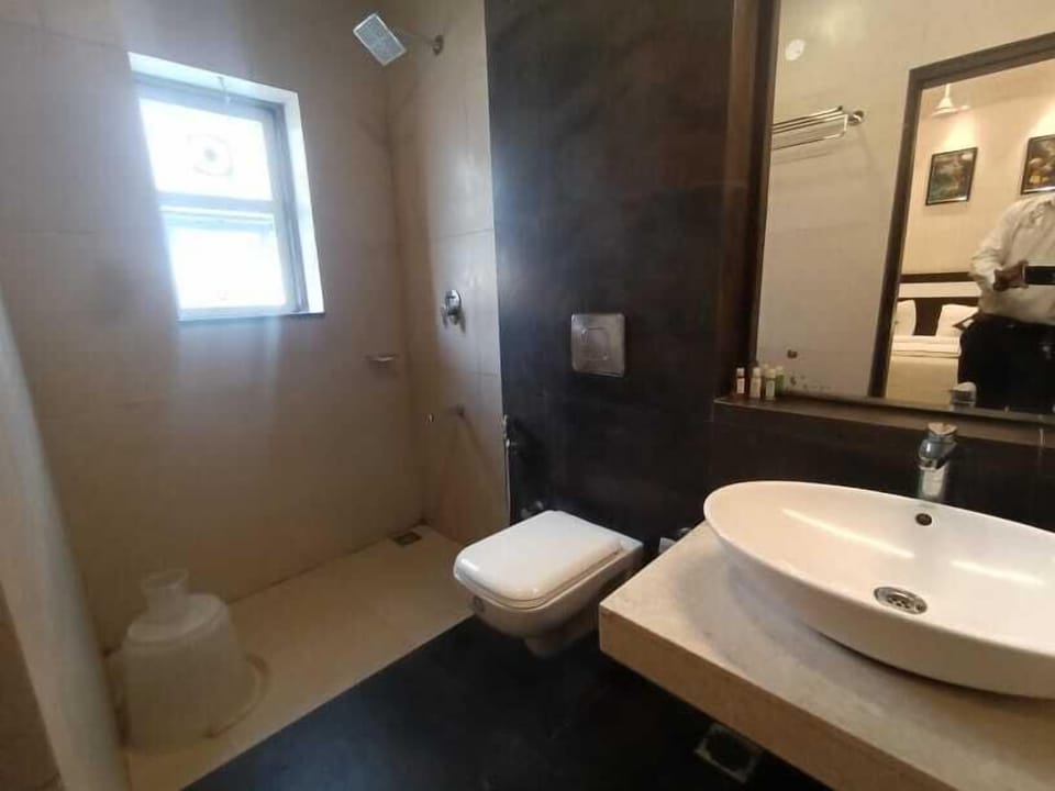 Deluxe Double Room | Bathroom | Shower, free toiletries, towels, soap