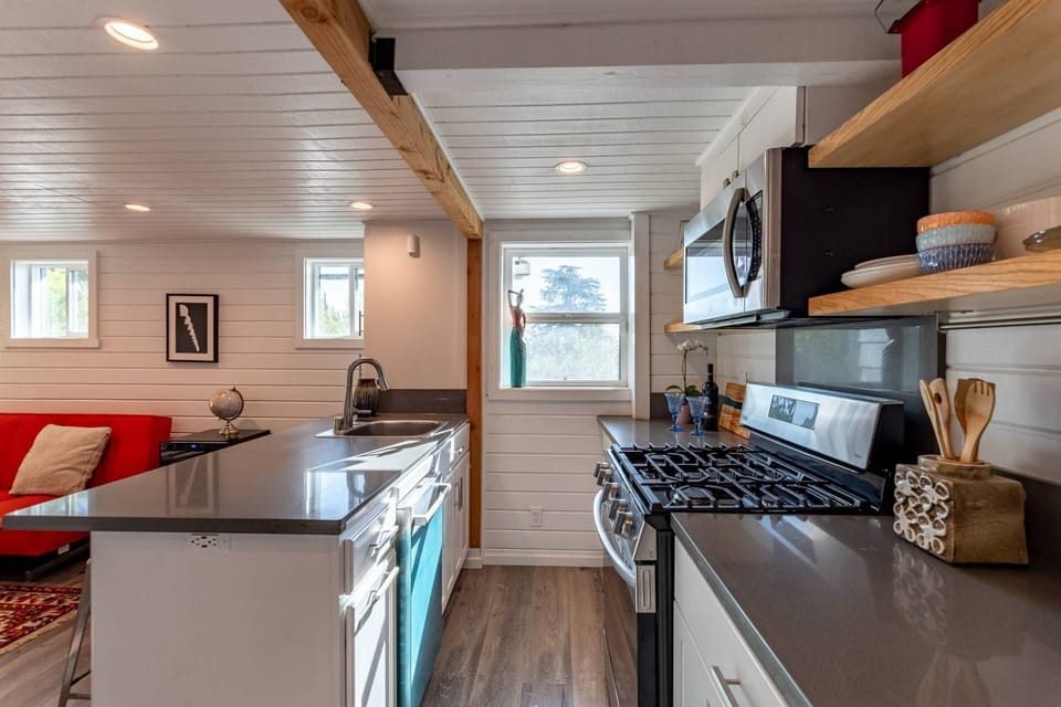 Modern Kitchen w Dishwasher, Stove/Oven, Microwave